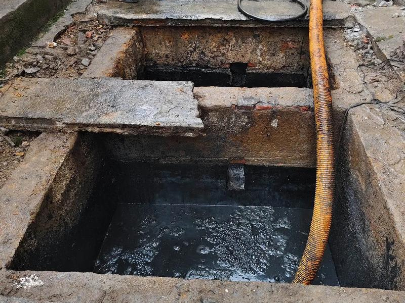 模范西路清理化粪池